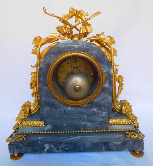 Denière à Paris : pendule en bronze ciselé & doré et marbre bleu Turquin, style Louis XVI, XIXe siècle